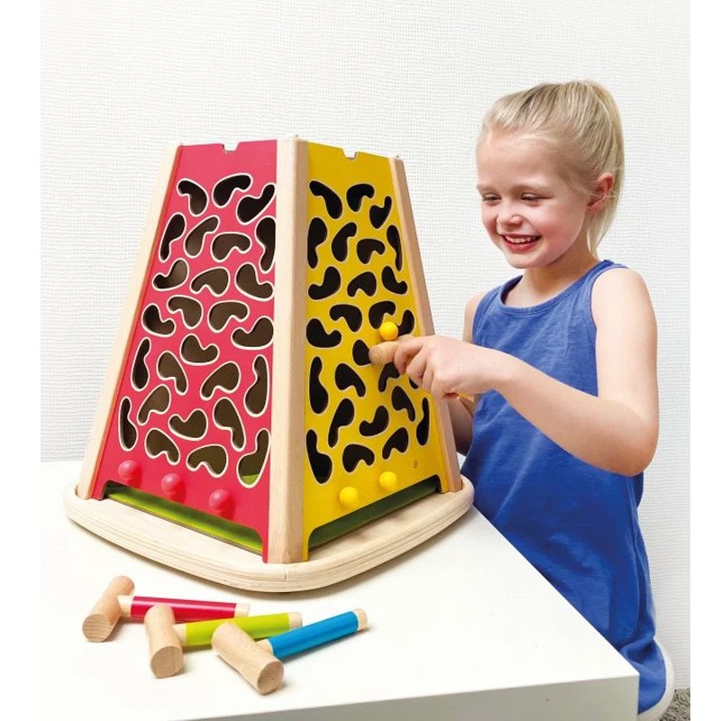 Une enfant joue avec un jeu géant pour encore plus d'amusement à la maison