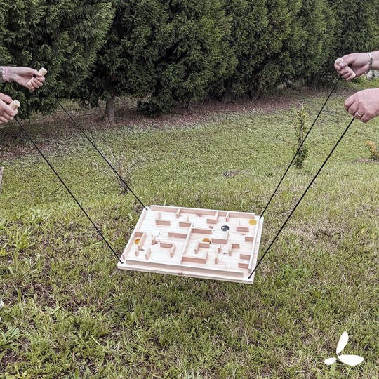 Jouet en bois de cooperation. Labyrinthe coopératif. 2 à 4 joueurs