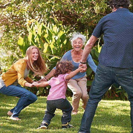 Jouer dehors en famille pour la fête des grands mères