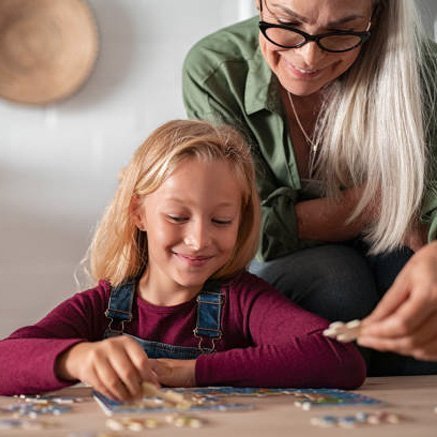 Mamie fait un puzzle en famille