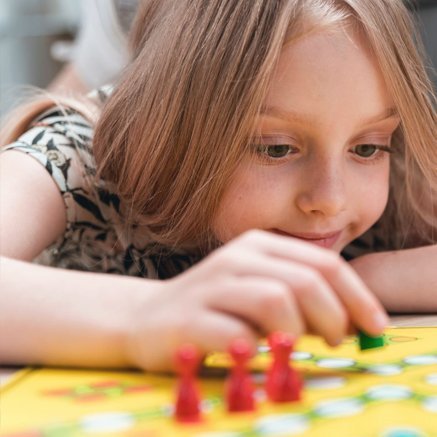 Enfant heureuse avec le jeu