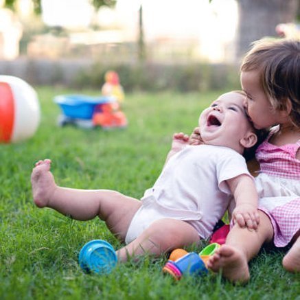 Bébé joue dans le jardin