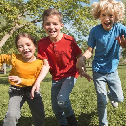 Enfants jouent dans le jardin