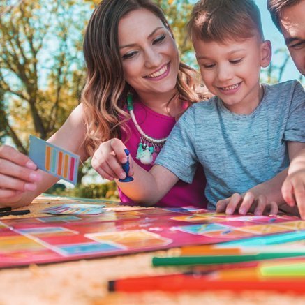 Famille heureuse par le jeu