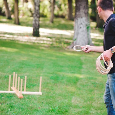 Jeu géant dans le jardin