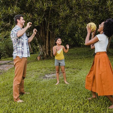 Jouer en famille dans el jardin