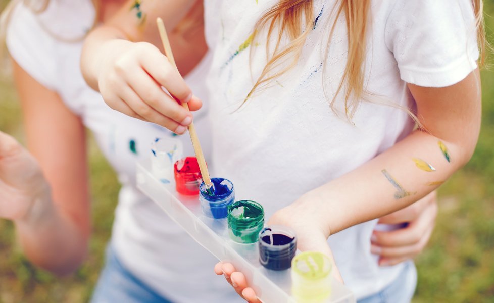 Activité créative en famille dans le jardin en extérieur