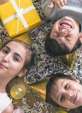 Idée cadeau pour un anniversaire : jeux de société, puzzles, jouets éducatifs et loisirs créatifs pour tous les âges.