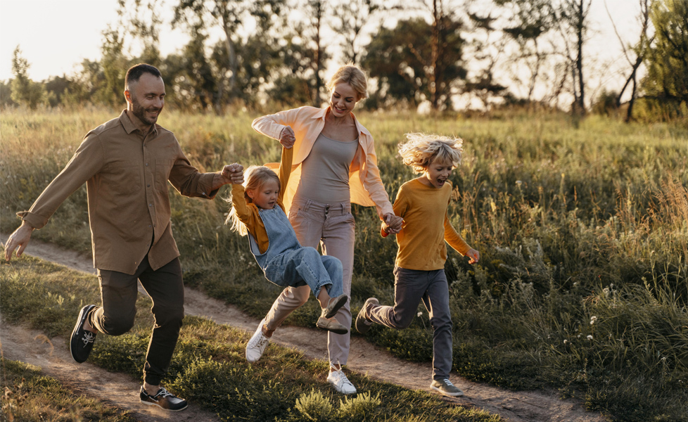 Jouer dehors en famille