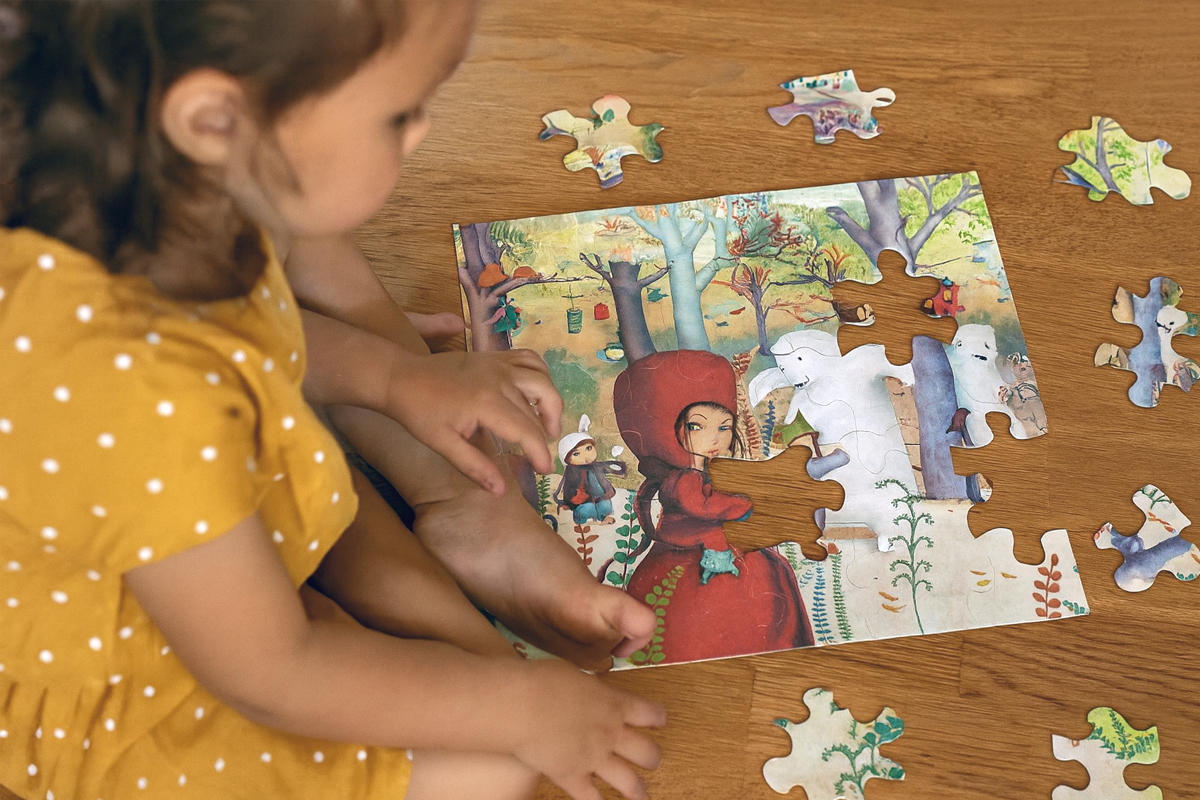 Une enfant faisant un puzzle seule dans sa chambre