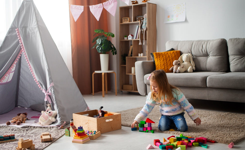 Une enfant joue dans sa chambre remplie de jouet