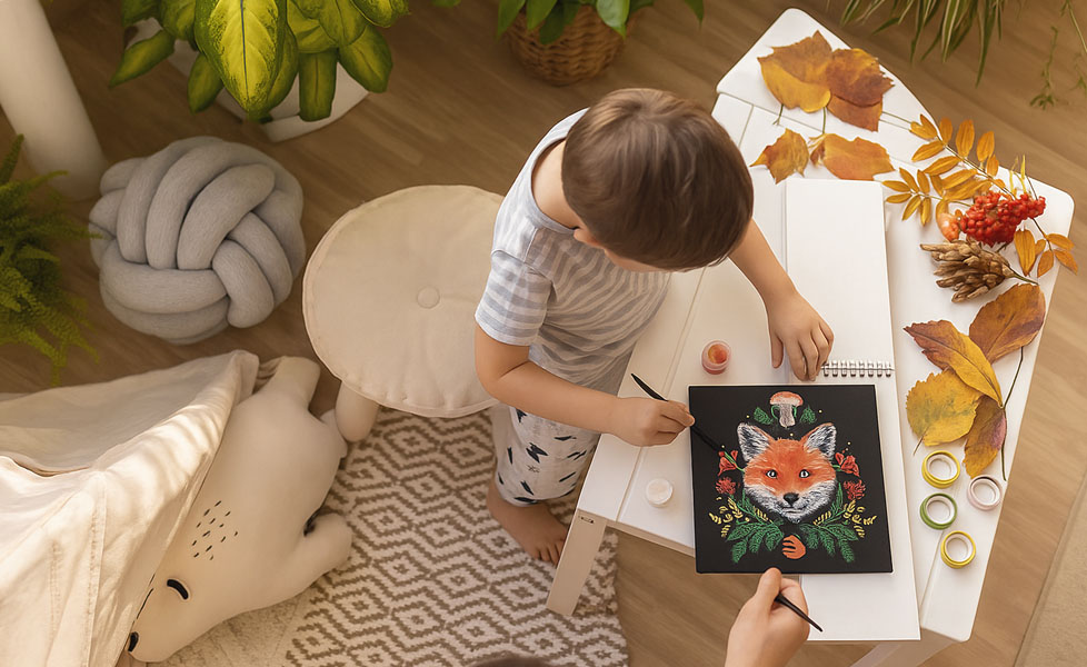 Enfant faisant une activité créative pendant ses vacances