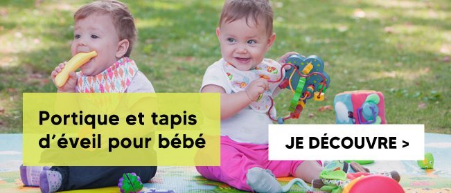 Tapis d'éveil et portique pour bébé dans le jardin