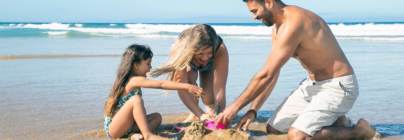 Jouer en famille sur la plage