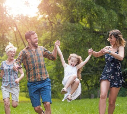 Jouer dehors en famille