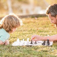 Un père joue avec son fils