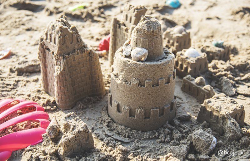 Réaliser un chateau de sable en famille sur la plage de vos vacances d'été
