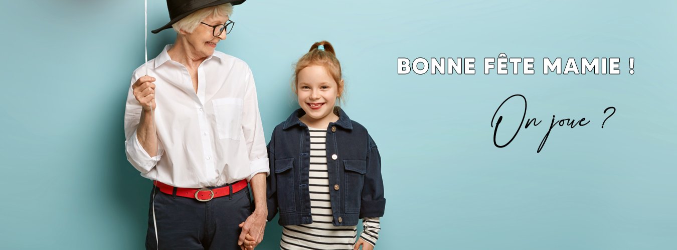 Grand mère heureuse avec sa petite fille