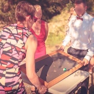 Animation de fête de famille avec des jeux en bois géants