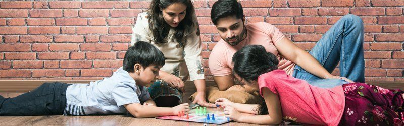 Famille jouant à des jeux éducatifs