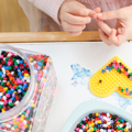 Mosa&iuml;que, paillettes et sable