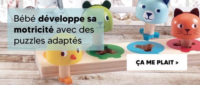 Bébé développe sa motricité avec des puzzles adaptés