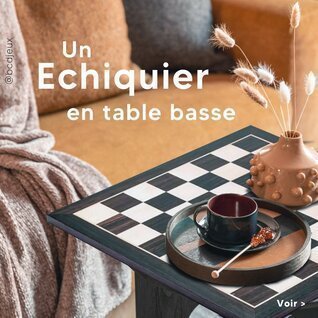 Un échiquier en bois en table basse pour une décoration ludique